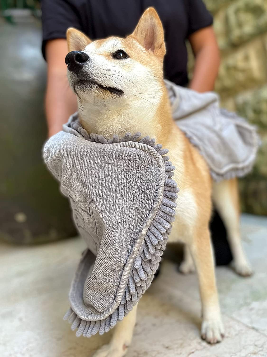 Transform Bath Time with Our Extra Large Quick Dry Microfiber Towel for Dogs – Ultra Absorbent, Comfortable Hand Pockets, and Machine Washable!