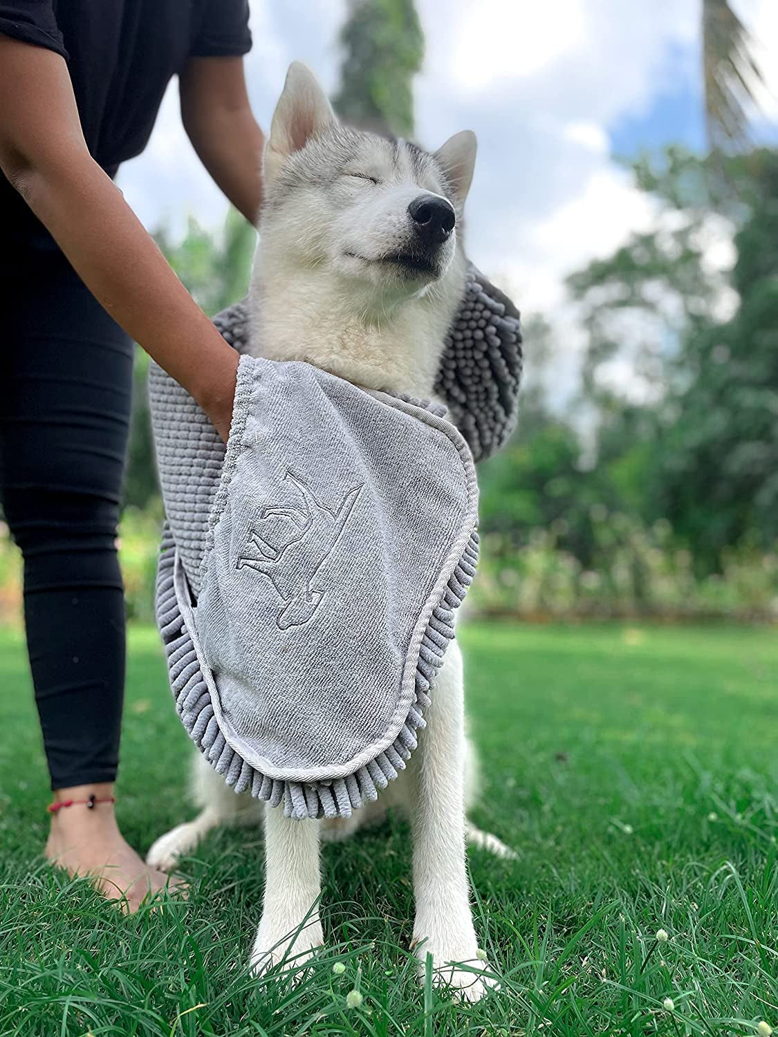 Transform Bath Time with Our Extra Large Quick Dry Microfiber Towel for Dogs – Ultra Absorbent, Comfortable Hand Pockets, and Machine Washable!