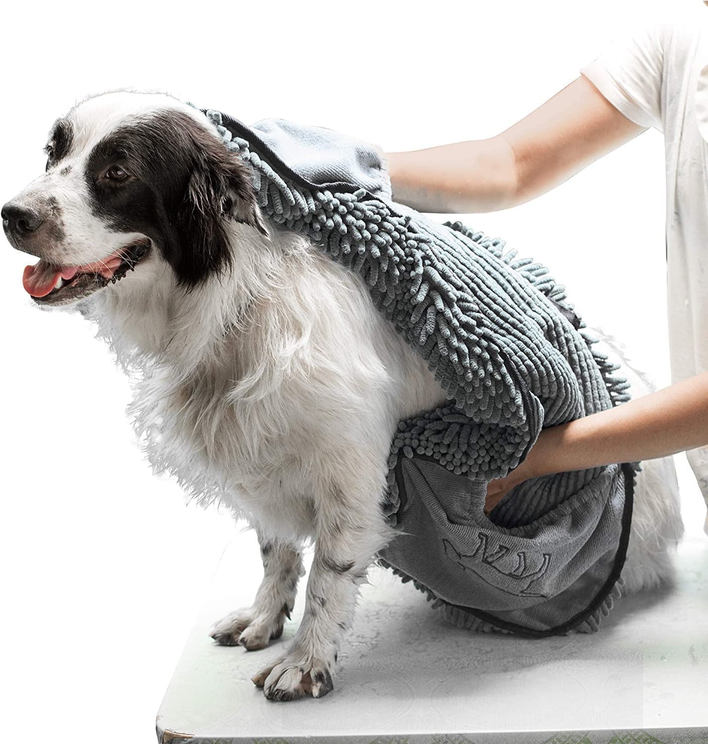 Transform Bath Time with Our Extra Large Quick Dry Microfiber Towel for Dogs – Ultra Absorbent, Comfortable Hand Pockets, and Machine Washable!